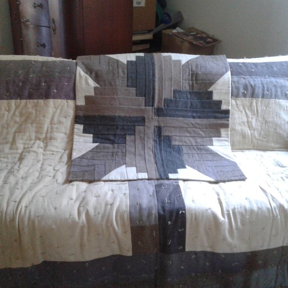 Hand Crafted Reversable Wool Blend & Flannel Farm House, Queen size, Quilt - Picture 16 of 16